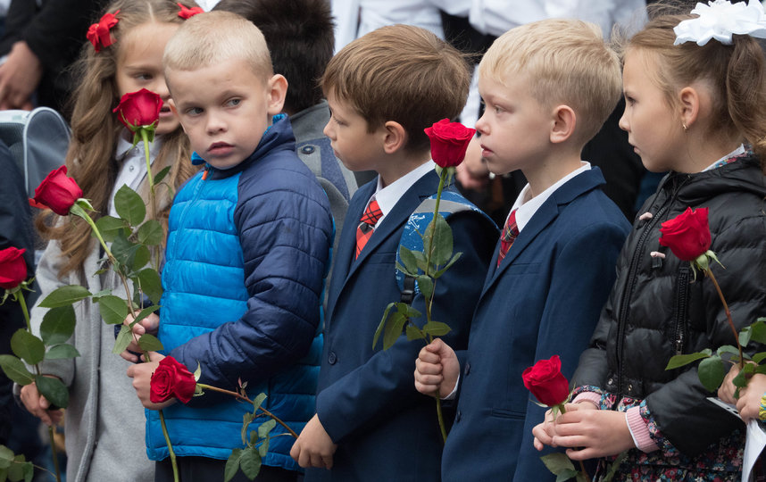 Торжественные линейки прошли только для учеников 1 и 11 классов. Фото Святослав Акимов.