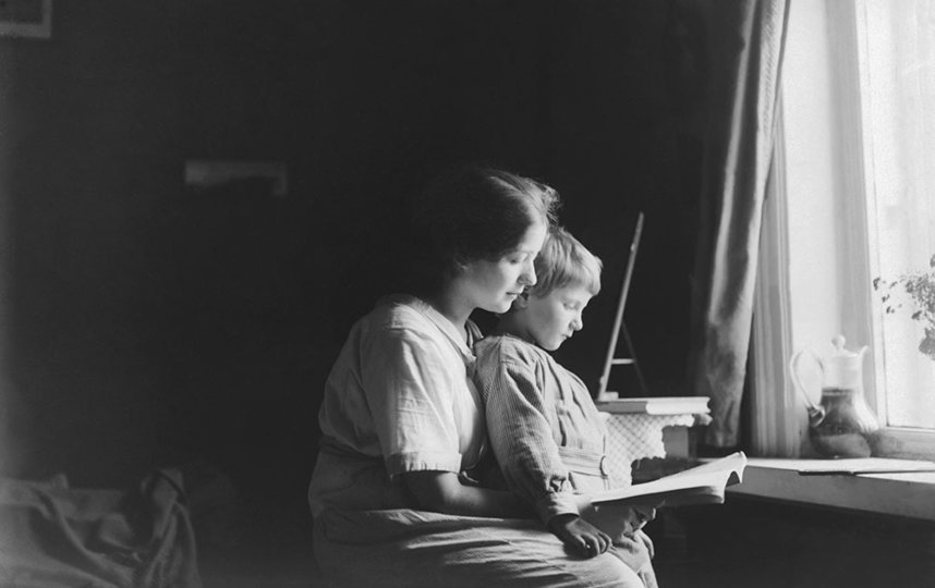 Молодая женщина с мальчиком за чтением книги. Москва. Конец 1920- х – 1930-х гг. Фотограф неизвестен. Фото предоставлено Главархивом Москвы