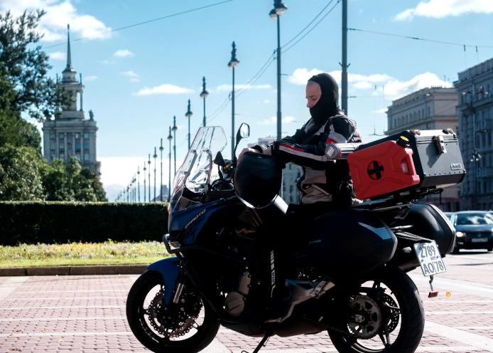 За день Алексей планирует проезжать примерно 450 км. Истории о приключениях, радостях и трудностях путешествия мотоциклист будет публиковать  в своём Instagram-аккаунте и на сайте. Фото Алена Бобрович, "Metro"