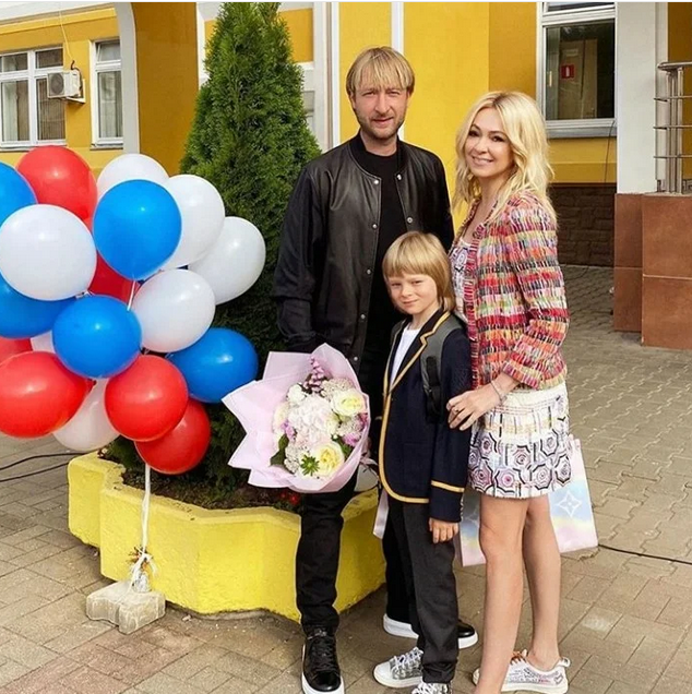 Яна Рудковская с сыном и мужем. Фото Instagram @rudkovskayaofficial