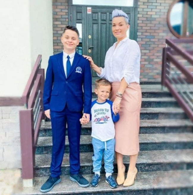 Юлия Костюшкина с детьми и мужем. Фото Instagram @karapylka