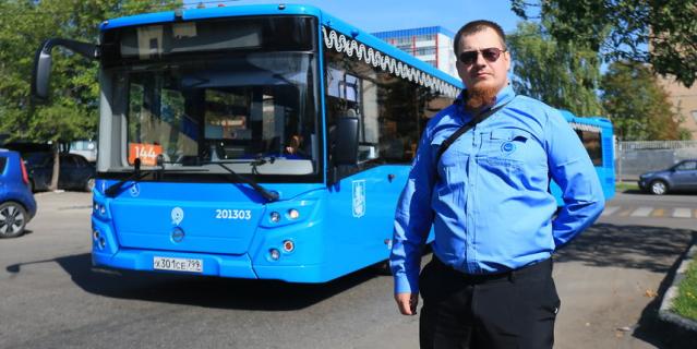 Во время режима самоизоляции Кирилл продолжал возить людей на работу и с работы. Во время режима самоизоляции Кирилл продолжал возить людей на работу и с работы.