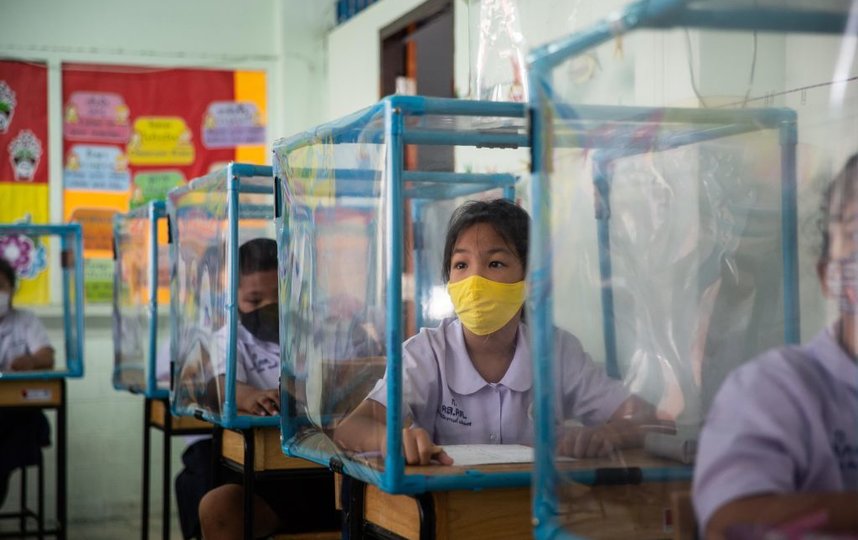 Так в школе Таиланда защищаются от коронавируса. Фото Getty