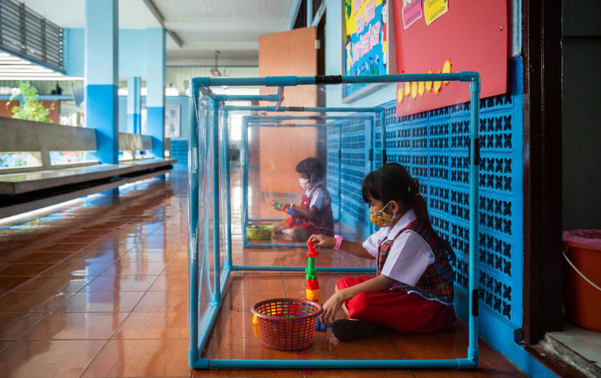 Так в школе Таиланда защищаются от коронавируса. Фото Getty