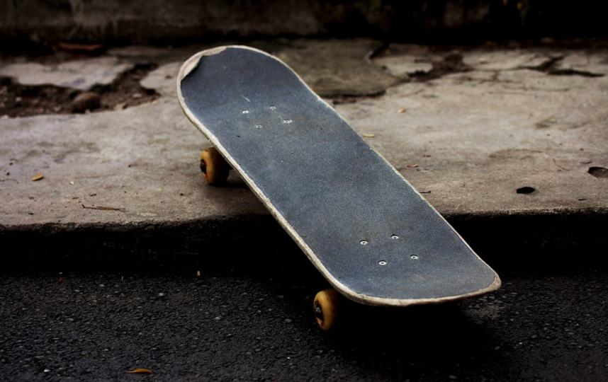 Пожилая уборщица украла скейтборд. Фото Pixabay.