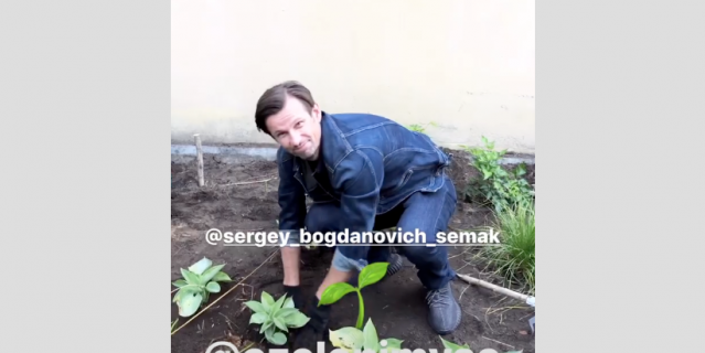 Сергей Семак посадил дерево на улице Марата.