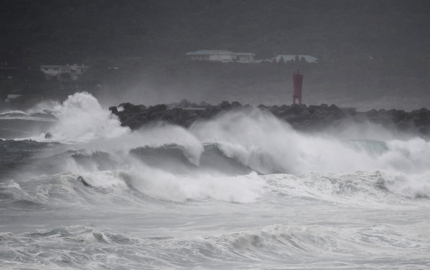 На Японию обрушился тайфун "Хайшен". Фото AFP