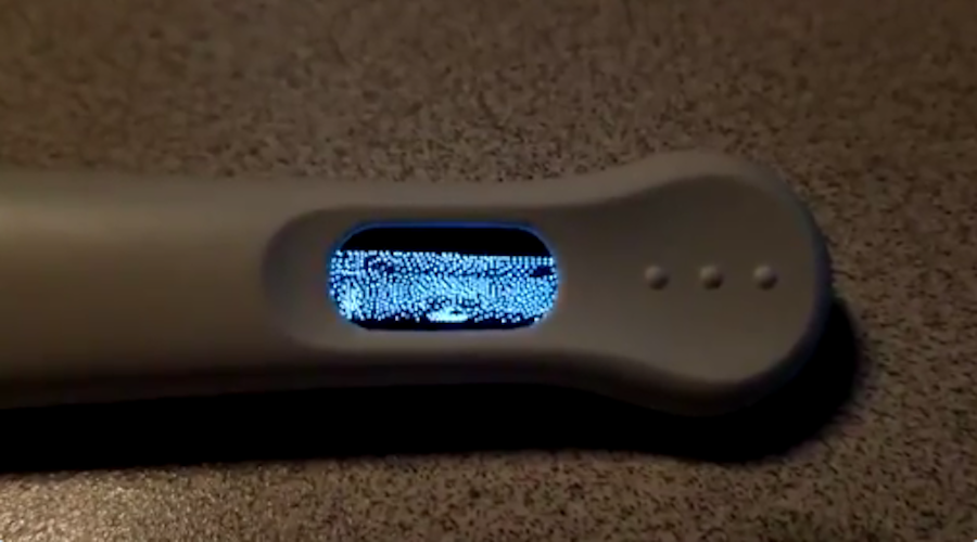 Программист из Калифорнии запустил DOOM на экране теста на беременность. Фото скриншот видео twitter, @foone