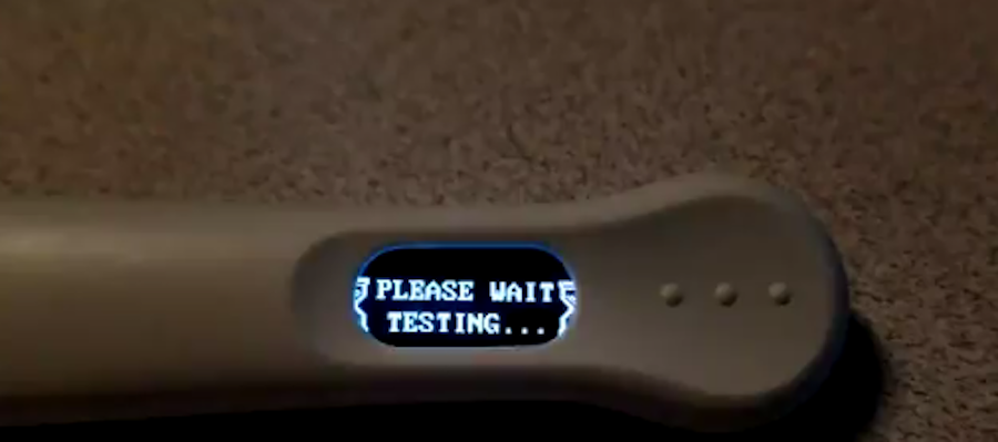 Программист из Калифорнии запустил DOOM на экране теста на беременность. Фото скриншот видео twitter, @foone