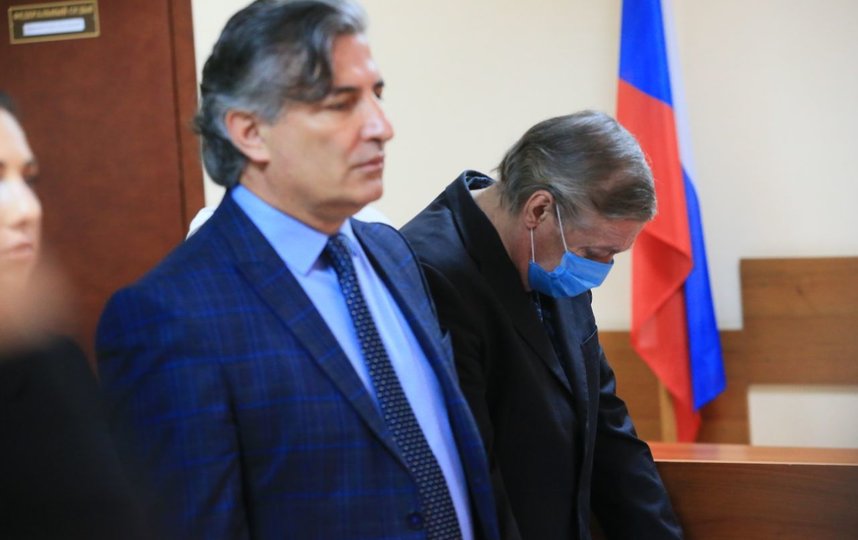 В здании суда, Михаил Ефремов (справа). Фото Василий Кузьмичёнок