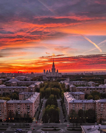 Высотка МГУ с секретной крыши. Фото  instagram @ toporkova.pro