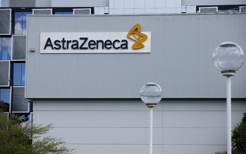 Ранее в компании AstraZeneca сообщили, что взяли паузу, чтобы изучить историю болезни испытуемого и выявить связь с прививкой. Фото Getty