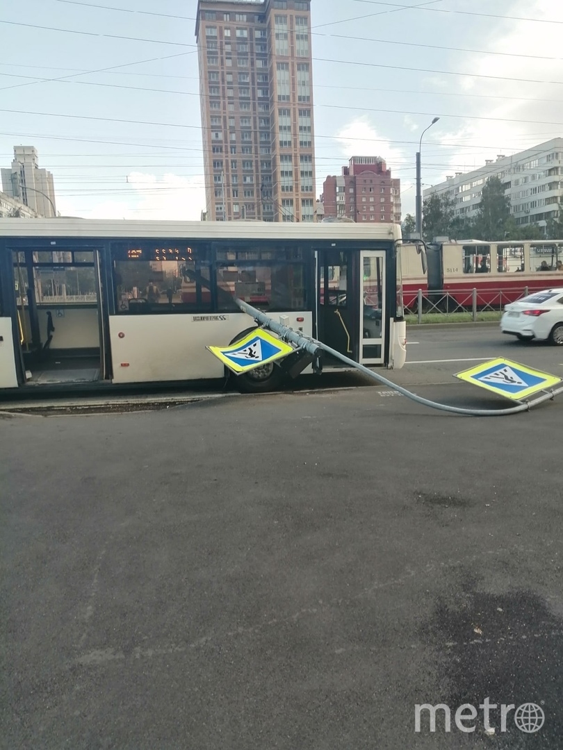 Светофор упал на остановке Серебристый бульвар. Фото https://vk.com/spb_today, "Metro"