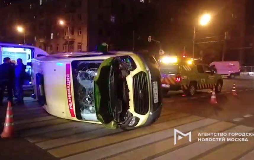 В результате столкновения машина скорой помощи опрокинулась. Фото Скриншот видео АГН "Москва"