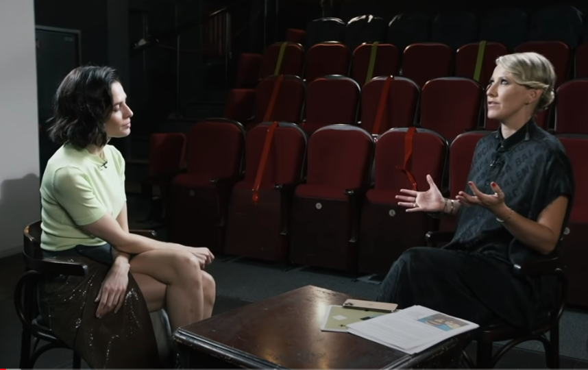 Знаменитости дают интервью Собчак, которая не боится задавать любые вопросы. Фото кадр из шоу "Осторожно, Собчак", Скриншот Youtube