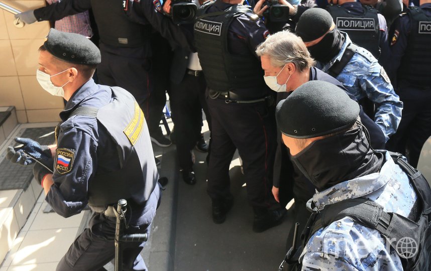 Михаил Ефремов во время процесса перед зданием суда. Фото Василий Кузьмичёнок, "Metro"