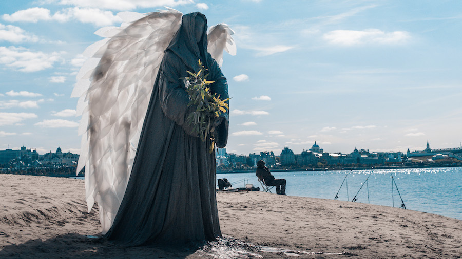 Ангел на пляже следит за чистотой. Фото Дмитрий Горб