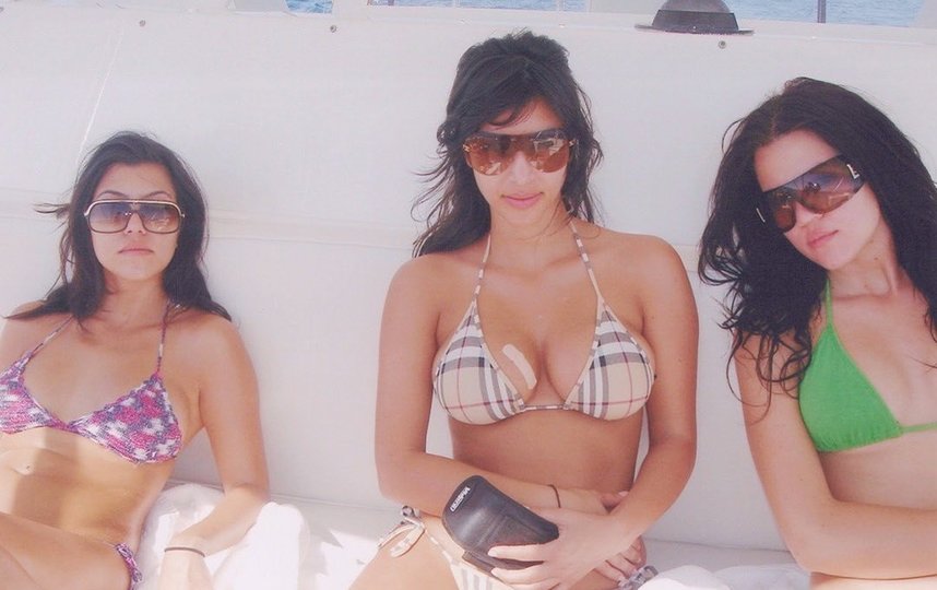 Ким (в центре) и её сёстры. Фото Скриншот Instagram/kkkartrait