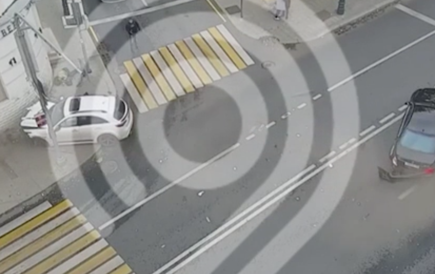 Момент аварии. Фото скриншот с видео департамента транспорта Москвы в Telegram