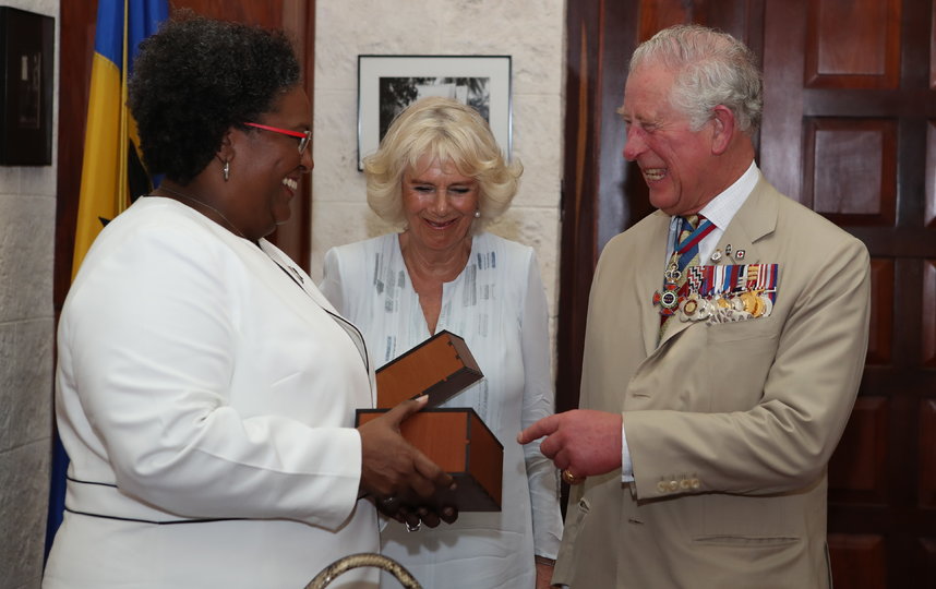 Формально между Великобританией и Барбадосом отношения дружественные. На фото принц Чарльз и его супруга Камилла получают бутылку местного рома на встрече с премьером Барбадоса в 2019 году Мией Моттли. Фото Getty
