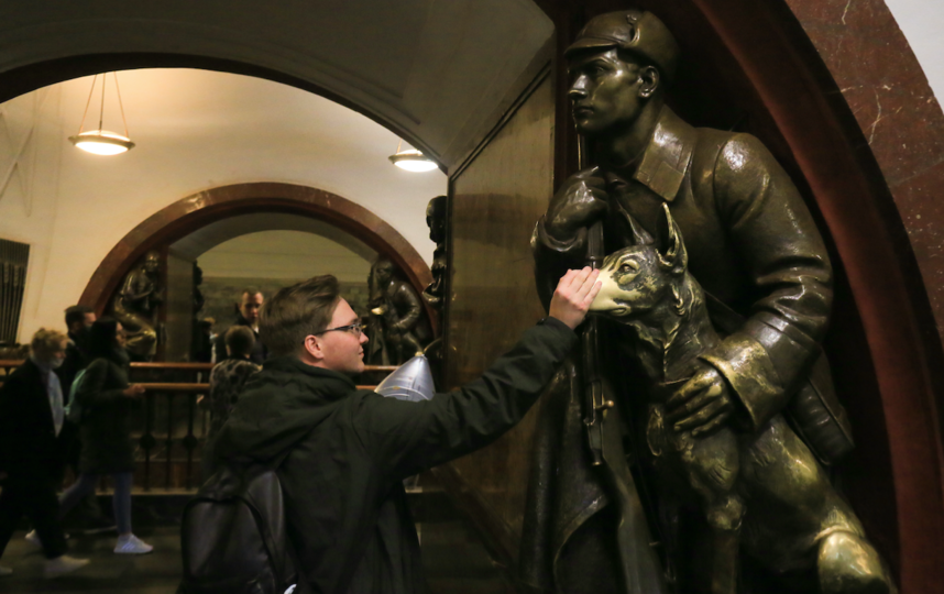 Почему собаки трут нос. Бронзовая собака на станции метро площадь революции. Собака в метро площадь революции. Нос собаки на площади революции в метро. Станция метро площадь революции.