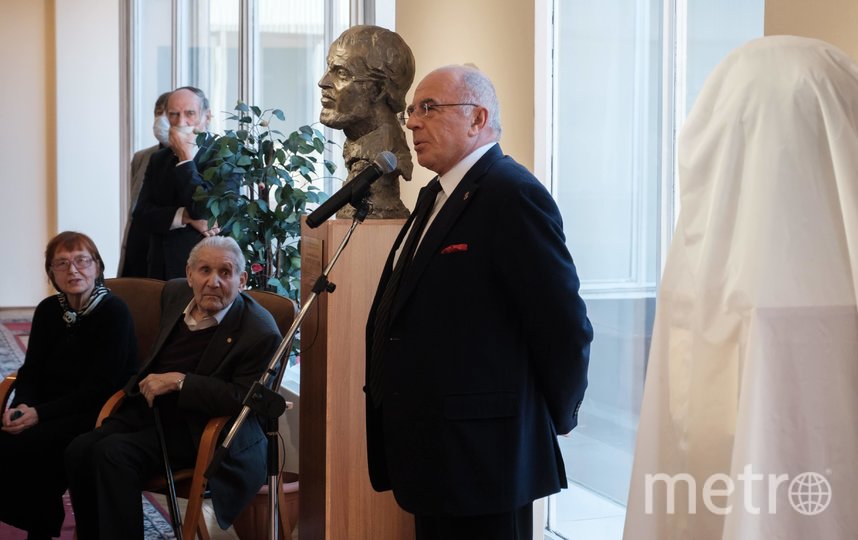 Александр Запесоцкий открывает скульптурный портрет. Фото Алена Бобрович, "Metro"