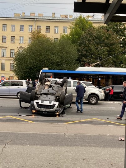 Водитель уснул за рулем и устроил массовое ДТП с перевертышем в Петербурге. Фото ДТП/ЧП, vk.com