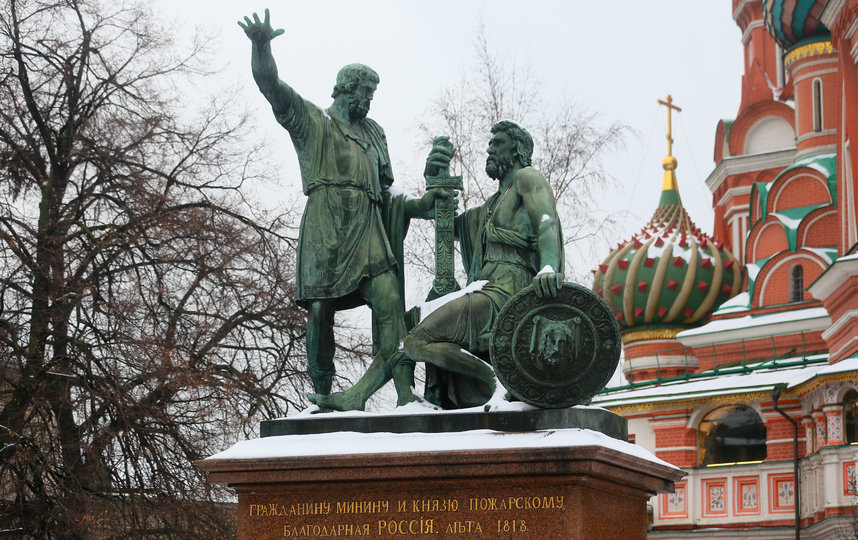 Памятник Минину и Пожарскому в Москве всегда привлекал туристов. Фото Василий Кузьмичёнок