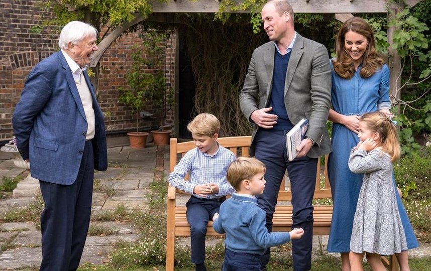 Фото поделились герцоги. Сэр Дэвид Аттенборо, принц Уильям и Кейт Миддлтон с детмьи. 