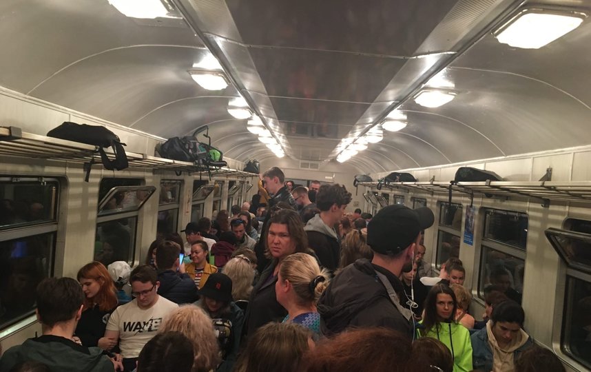 Вот так выглядела в выходные поездка в вагоне петербургской электрички. Люди стоят вплотную друг к другу. Фото Анна Шушпанова, ВКонтакте, vk.com