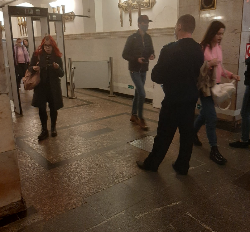 Как в Петербурге соблюдают масочный режим в метро. Фото Metro.
