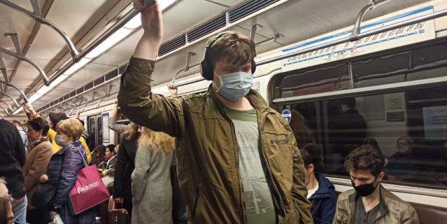 По наблюдениям сотрудников метрополитена, чаще всего пройти через турникет без маски пытаются молодые люди до 40 лет.