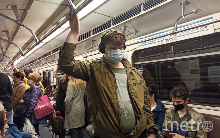 По наблюдениям сотрудников метрополитена, чаще всего пройти через турникет без маски пытаются молодые люди до 40 лет. Фото Святослав Акимов, "Metro"
