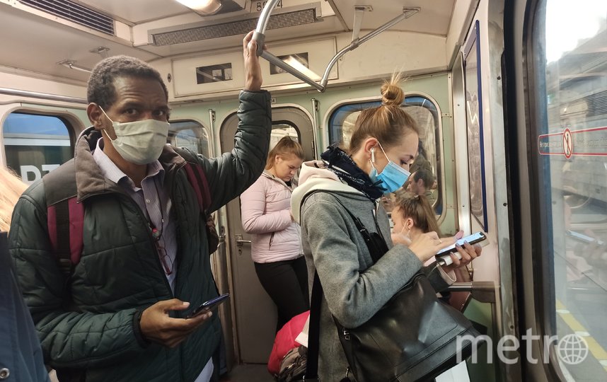 По наблюдениям сотрудников метрополитена, чаще всего пройти через турникет без маски пытаются молодые люди до 40 лет. Фото Святослав Акимов, "Metro"