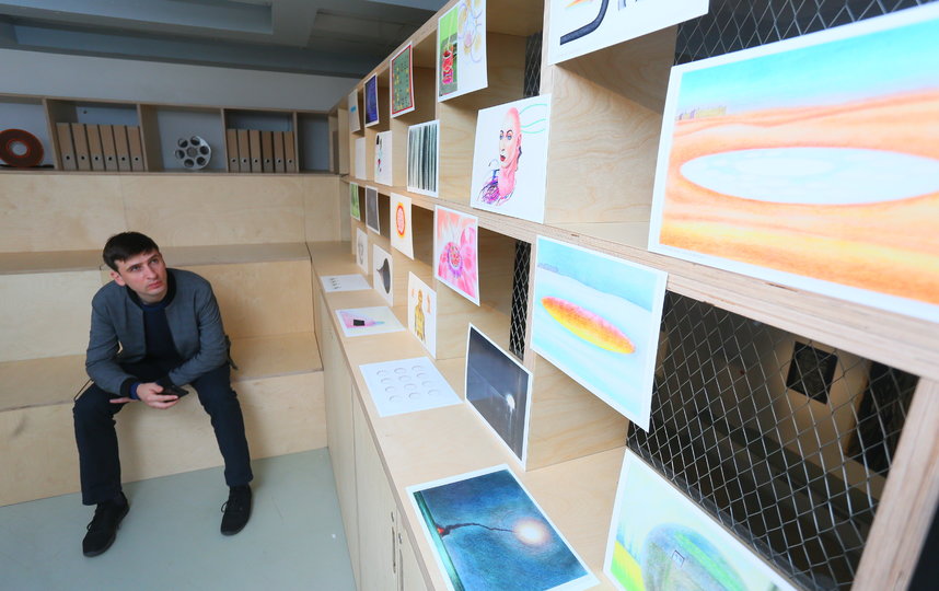 В галерее «Беляево» открылась выставка «В НИИ КУДА», где есть живые экспонаты и даже загадочные «бриллианты». Фото Василий Кузьмичёнок
