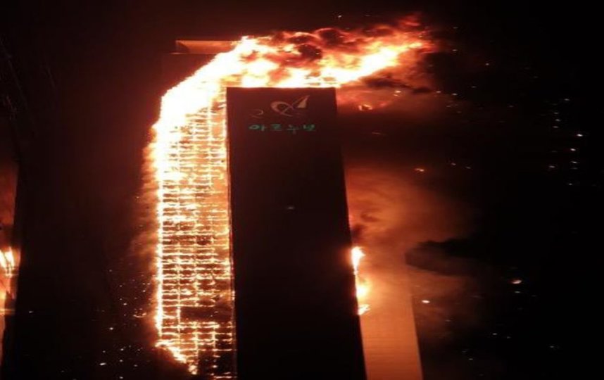 Здание превратилось в 300-метровый пылающий факел. 