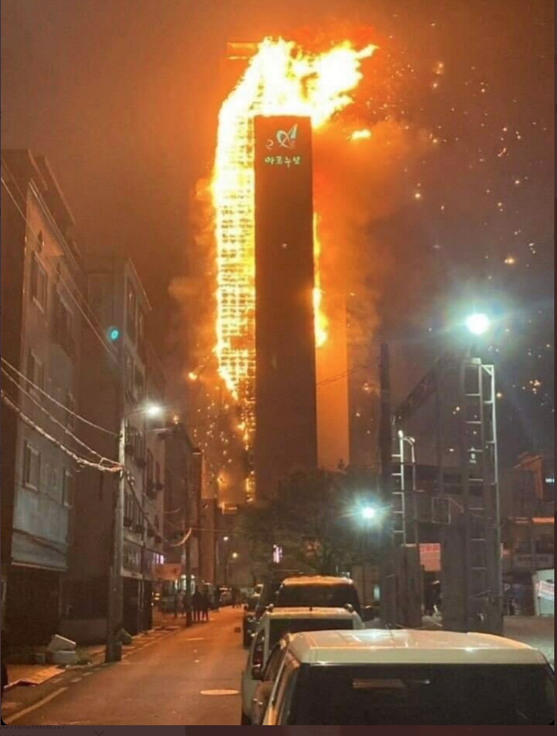 Здание превратилось в 300-метровый пылающий факел. 