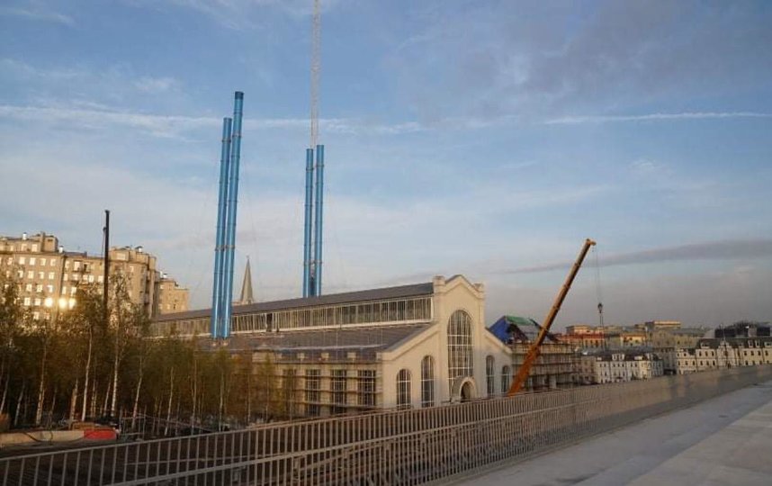 Трубы, установленные на ГЭС-2, эффектно смотрятся на фоне синего неба. Фото Глеб Леонов 