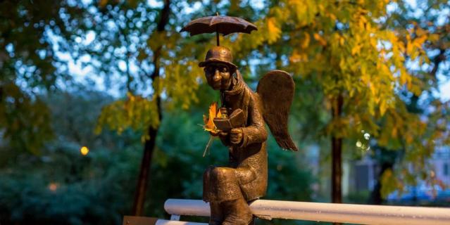 Ангел получил свою прописку на одной из скамеек в Измайловском саду.