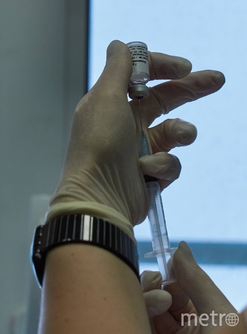 Петербургским медикам сделали прививку вакциной от коронавируса "Спутник V", разработанной Центром им. Гамалеи. Фото "Metro"