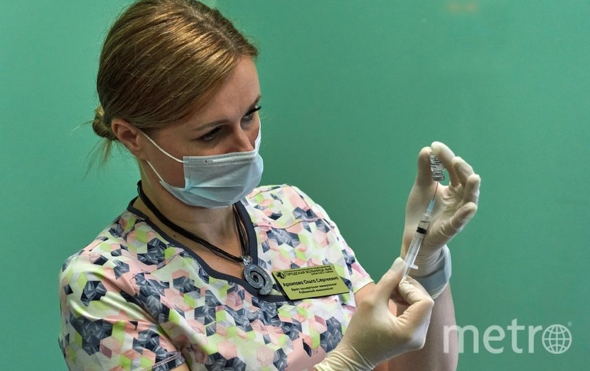 Петербургским медикам сделали прививку вакциной от коронавируса "Спутник V", разработанной Центром им. Гамалеи. Фото "Metro"