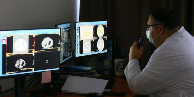 Анализировать результаты рентгенологических снимков и КТ врачам помогает специальная программа – искусственный интеллект ЕРИС. Анализировать результаты рентгенологических снимков и КТ врачам помогает специальная программа – искусственный интеллект ЕРИС.