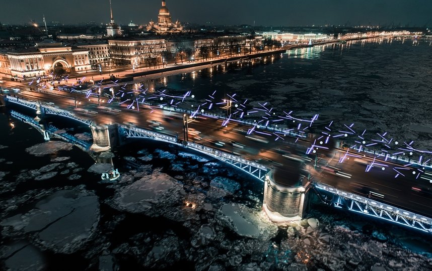 В совершенно новом стиле будет украшен Дворцовый мост. Фото Комитет по печати и взаимодействию со СМИ. В совершенно новом стиле будет украшен Дворцовый мост. Фото Комитет по печати и взаимодействию со СМИ.