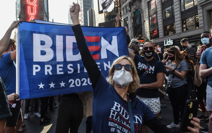 Нью-Йорк - город демократов. Люди ликуют на улицах, празднуя победу Байдена. Фото Getty