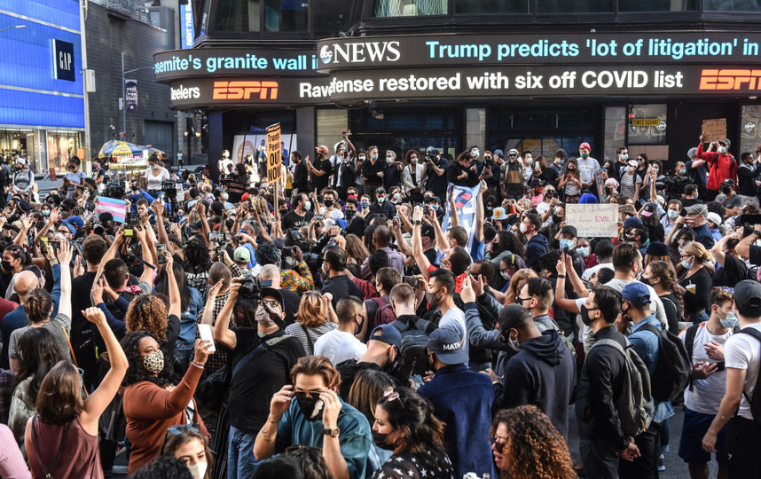 Нью-Йорк - город демократов. Люди ликуют на улицах, празднуя победу Байдена. Фото Getty