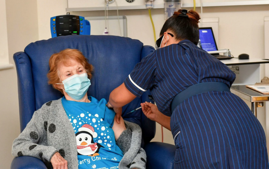 Жительница Великобритании в возрасте 90 лет стала первым человеком в мире, сделавшим прививку от коронавируса производства Pfizer/BioNTech вне клинических испытаний. Фото https://twitter.com/NiveditaBarua1/status/1336215962706591744/photo/2