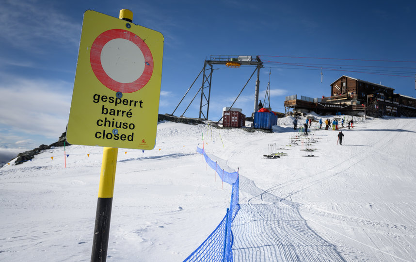 Директор Университетской больницы Цюриха Грегор Цюнд cчитает, что властям следует ввести запрет на катание на лыжах. Фото AFP