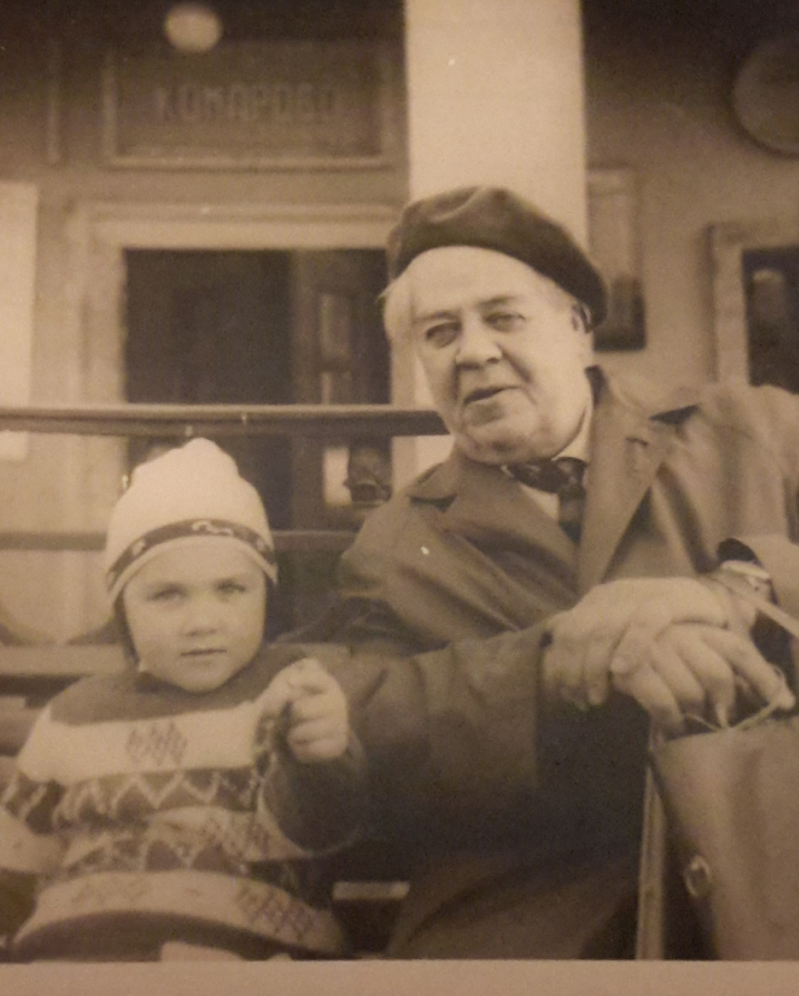 Конец 1960-х. Юрий Васнецов с внучкой Машей в Комарово. Фото предоставлено Марией Захаренко