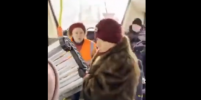 Закрывай двери, люди мёрзнут! Женщина со скамейкой прославилась в Петербурге