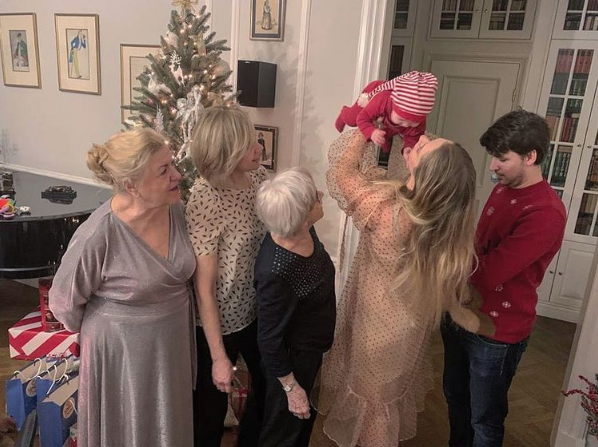 Алиса Фрейндлих в кругу родственников, 2019. Фото Скриншот Instagram: @annatarasova